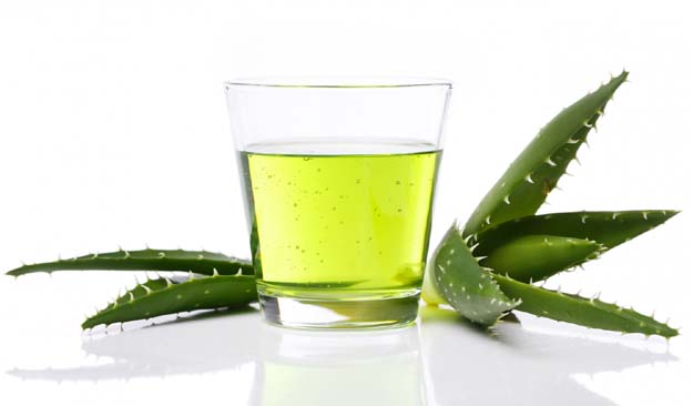 succo di aloe vera in bicchiere con foglie