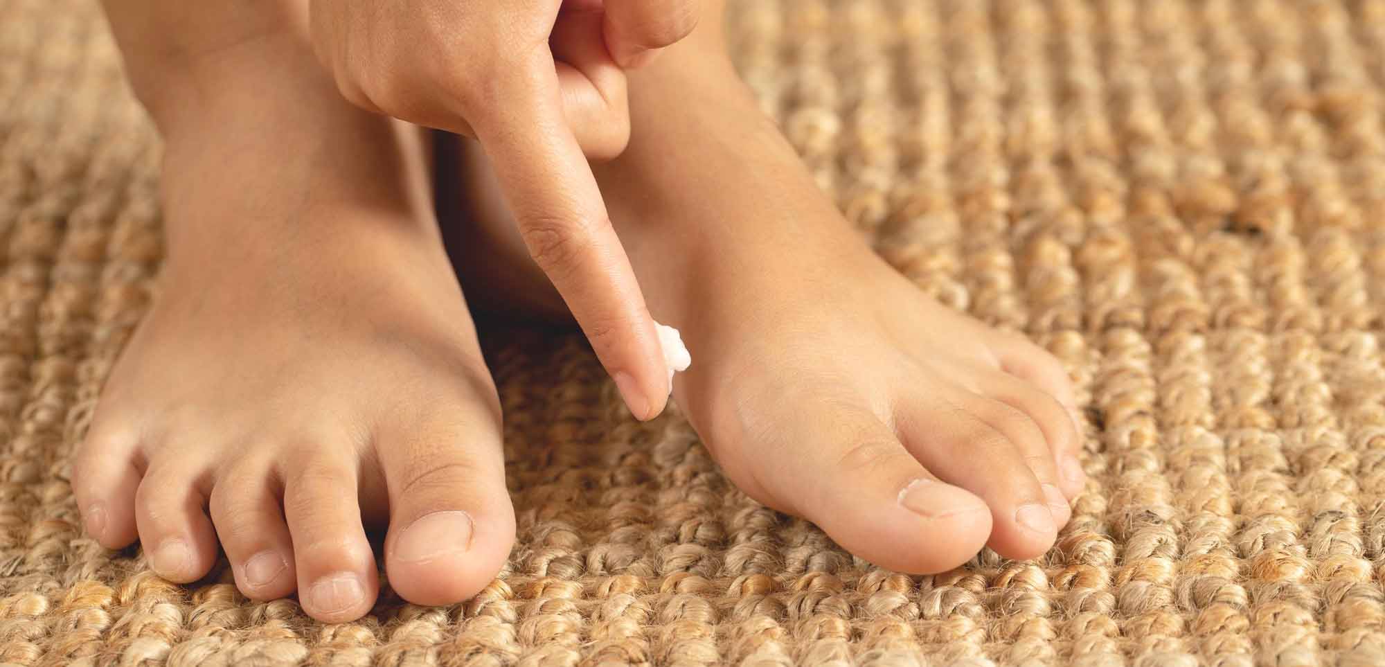 applicare crema sui piedi