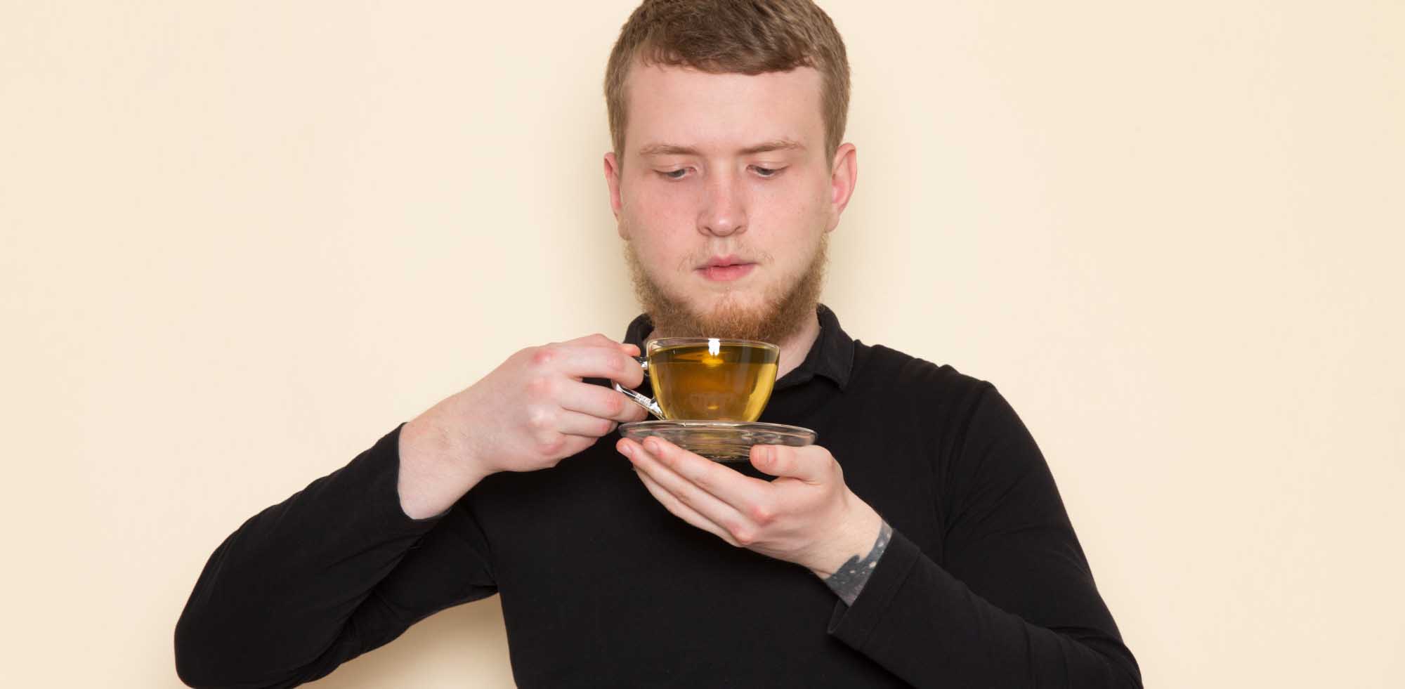 uomo che beve tè verde