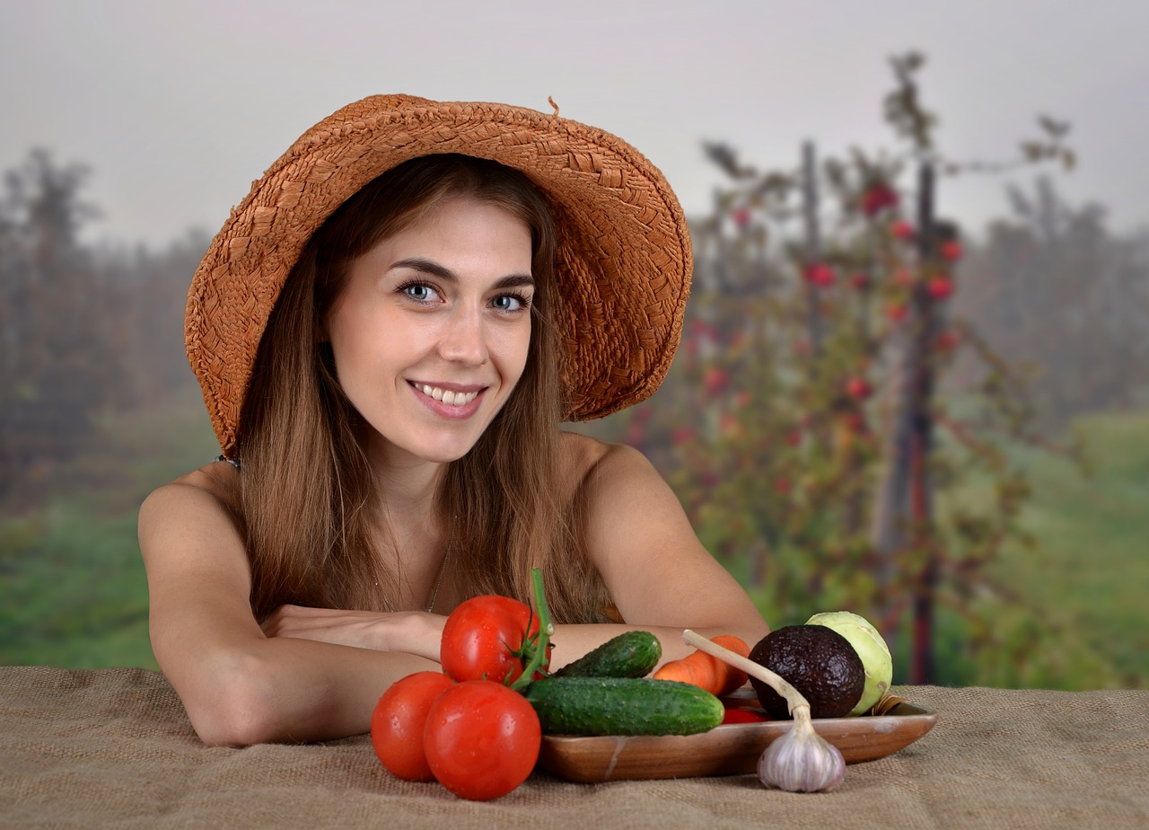 donna con frutta e verdura