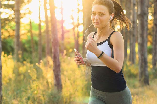ragazza che fa jogging