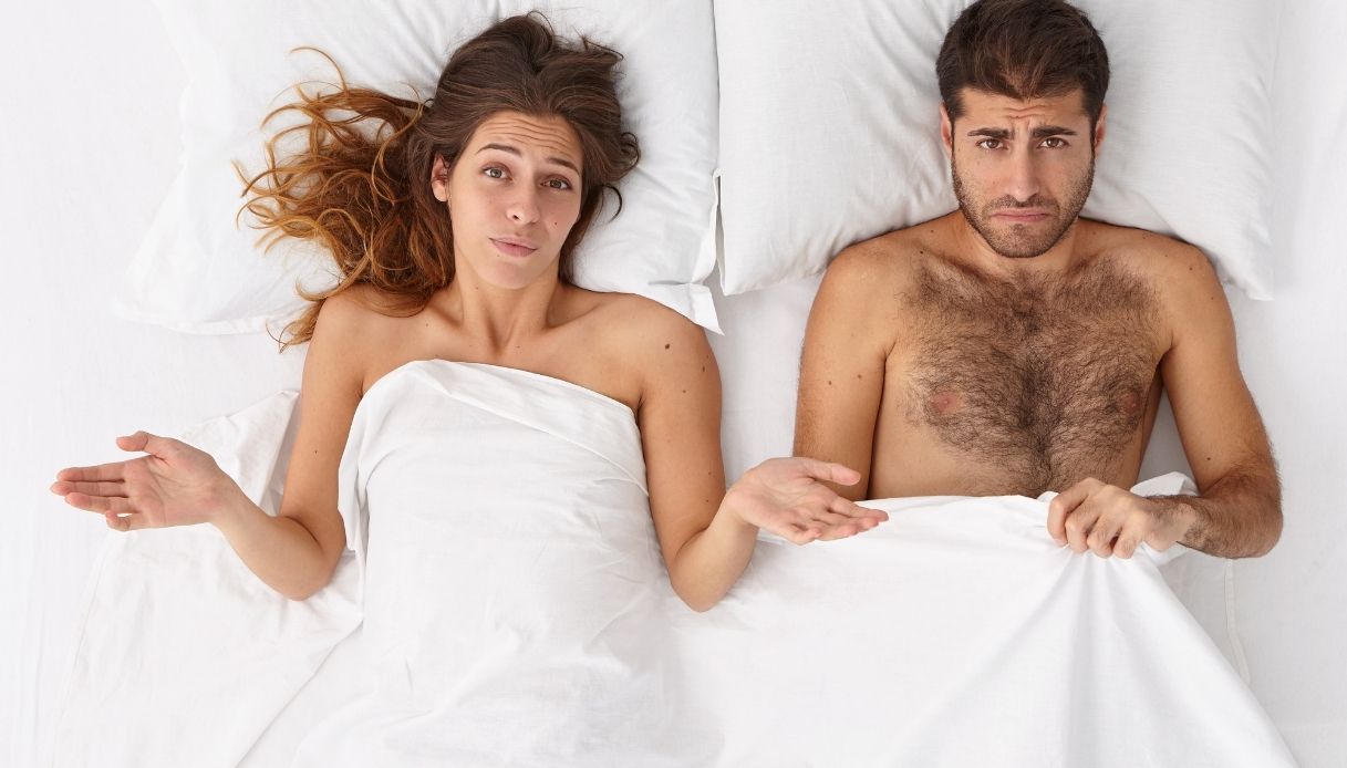 coppia a letto con uomo che soffre di erezione debole