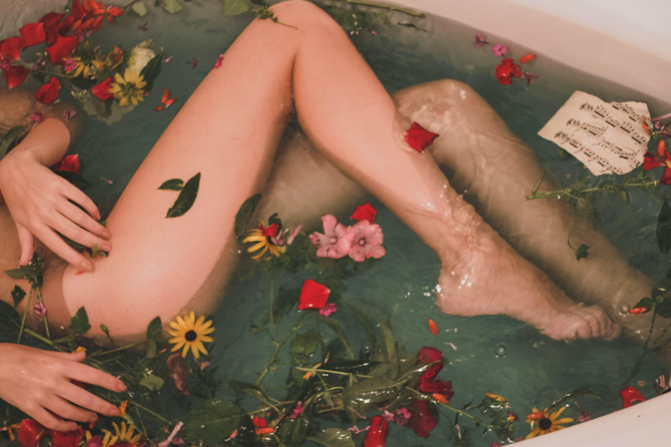 gambe di una donna dentro una vasca da bagno
