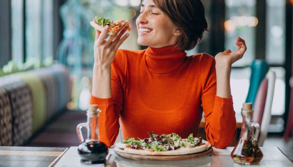 donna che mangia una pizza