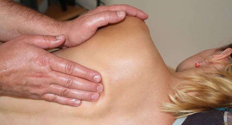 Un massaggio con la crema per dolori articolari e muscolari