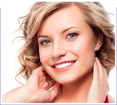 ragazza sorride con i denti bianchi
