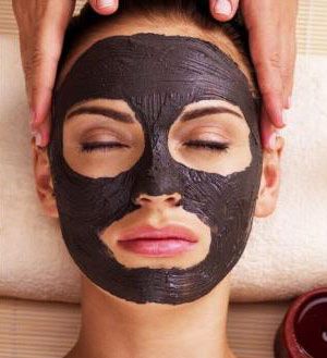 royal black mask spalmata sul viso di una donna